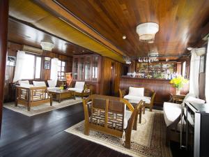 sala de estar con paredes y suelo de madera en Garden Legend Cruise, en Ha Long