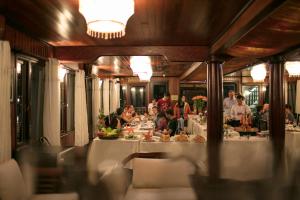 un grupo de personas sentadas en una mesa en un restaurante en Garden Legend Cruise, en Ha Long 75 fotos más