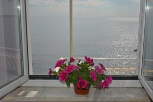 Vista generica sul mare o vista sul mare dall'interno dell'appartamento
