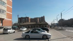 ブラゴヴェシチェンスクにあるApartment from Amur Uyutの駐車場に停車した車の集団