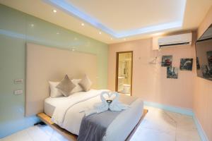 Un pat sau paturi într-o cameră la Kenting 157 Boutique Hotel
