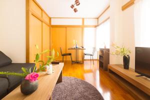 - un salon avec un canapé et une télévision dans l'établissement K&K Apartment Kita-Akabane #301, à Tokyo