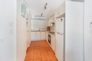 A kitchen or kitchenette at Low Tide on Noosa Sound - Pet Friendly