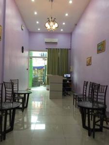 d'une salle à manger avec des chaises, une table et des murs violets. dans l'établissement Meaco Royal Hotel - Lipa, à Lipa