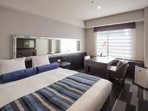 เตียงในห้องที่ Hotel MYSTAYS PREMIER Dojima