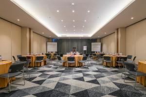 Konferenční prostory v ubytování Luminor Hotel Jemursari By WH with The Best Breakfast in Town and Located Near Surabaya Industrial Estate Rungkut SIER