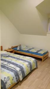 Ένα ή περισσότερα κρεβάτια σε δωμάτιο στο Hospůdka U Smrku
