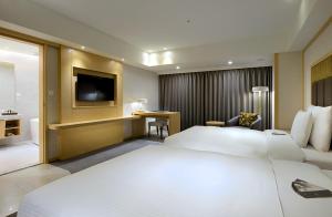 Tempat tidur dalam kamar di Sonnien Hotel