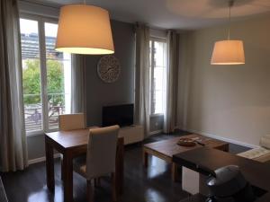 een woonkamer met een tafel en stoelen en een eetkamer bij Meublé d'affaires place Dupleix in Châtellerault