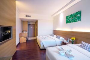 Кровать или кровати в номере Crystal Crown Hotel Petaling Jaya