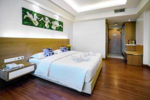 Postel nebo postele na pokoji v ubytování Crystal Crown Hotel Petaling Jaya