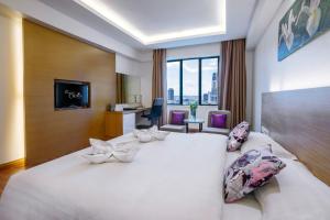 Postel nebo postele na pokoji v ubytování Crystal Crown Hotel Petaling Jaya
