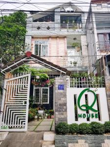 une maison avec un panneau devant elle dans l'établissement Q House- Green Villa Quy Nhơn, à Quy Nhơn