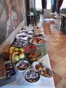 uma mesa longa com muitos pratos de comida em Azienda Agricola Marin em Este