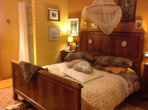 a bedroom with a bed with a hat on it at Al Porretto in Madonna della Provvidenza