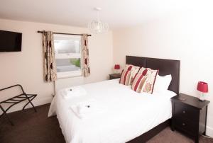 a bedroom with a large white bed and a window at Bridge Hotel Brandon in Brandon