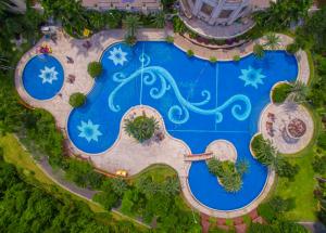 una vista aérea de una piscina en un complejo en Country Garden Phoenix Hotel Huizhou Huiyang, en Huizhou