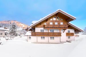 ein Haus im Schnee mit Schnee in der Unterkunft Haus Meneweger in Flachau