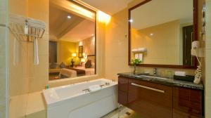Letto o letti in una camera di Country Garden Phoenix Hotel Huizhou Huiyang