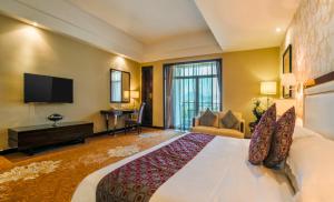 Letto o letti in una camera di Country Garden Phoenix Hotel Huizhou Huiyang