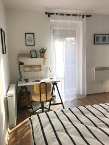 Posteľ alebo postele v izbe v ubytovaní SC design Home Apartman