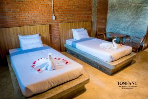 Llit o llits en una habitació de Ton Fang Hotel