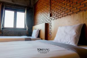 Llit o llits en una habitació de Ton Fang Hotel
