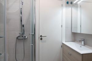 un baño con ducha y lavabo en tuGuest Catedral Apartment, en Granada 28 fotos más
