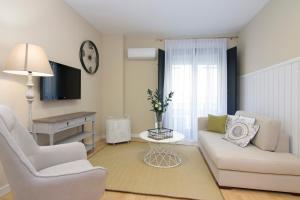 a living room with a couch and a table at tuGuest Catedral Apartment in Granada