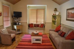 A seating area at Autumn Affair Cottage 5