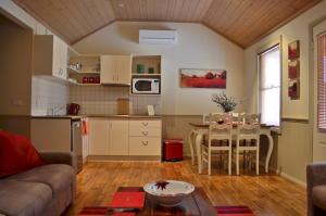 A kitchen or kitchenette at Autumn Affair Cottage 5