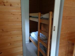 Двухъярусная кровать или двухъярусные кровати в номере Vejle City Camping