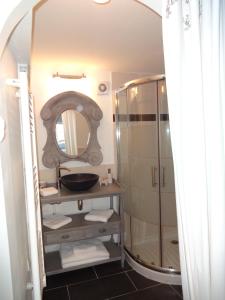 Vonios kambarys apgyvendinimo įstaigoje Hotel le P'tit Beaumont