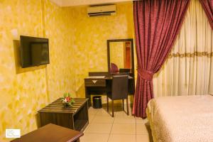A television and/or entertainment centre at Noubou International Hotel