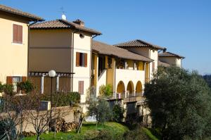 uma villa com vista para uma casa em Il Borgo di San Gervasio em San Gervasio