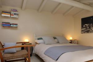 リド・ディ・カマイオーレにあるAppartamento Libeccioのベッドルーム1室(ベッド2台、テーブル、椅子付)