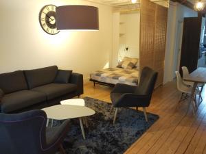 a living room with a couch and a bed at Loft Zola in Dijon