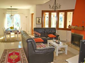 ベニタチェルにあるVilla Linda Vista - stunning views - by Holiday Rentals Villamarのリビングルーム(革張りの椅子2脚、暖炉付)