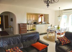 ベニタチェルにあるVilla Linda Vista - stunning views - by Holiday Rentals Villamarのリビングルーム、キッチン(ソファ、テーブル付)