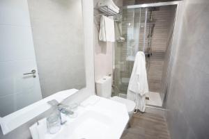 Ένα μπάνιο στο La Casa de la Trinidad Suites +26 φωτογραφίες
