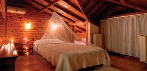 ein Schlafzimmer mit einem Bett in einem Holzzimmer in der Unterkunft Kurfal Hotel in Agva