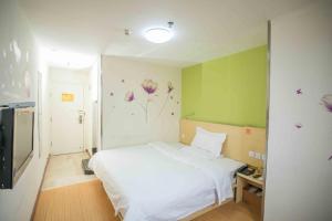 En eller flere senge i et værelse på 7Days Inn Huizhou West Lake