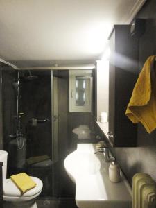 Ett badrum på Modern Loft Kefalari