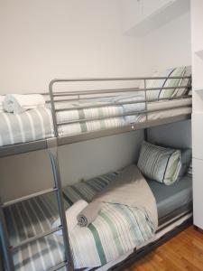 Una cama o camas cuchetas en una habitación  de Modern Loft Kefalari