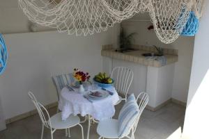 a kitchen with a table with chairs and a bowl of fruit at La Casetta 19 in Polignano a Mare
