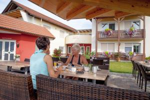 Balkon lub taras w obiekcie Hotel-Restaurant Teuschler-Mogg Bad Waltersdorf inklusiv Genusscard