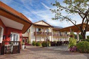 une cour d'un hôtel avec des tables et des chaises dans l'établissement Hotel-Restaurant Teuschler-Mogg inklusiv Genusscard, à Bad Waltersdorf