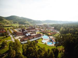 einen Luftblick auf ein Resort mit einem Pool in der Unterkunft Terme Zrece - Hotel Vital in Zreče
