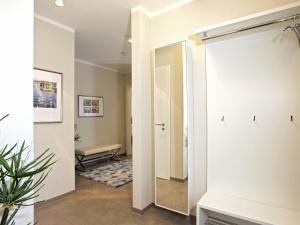 un corridoio con specchio in una stanza di Villa Sonneninsel in Binz - mit Sauna und zwei Terrassen a Binz