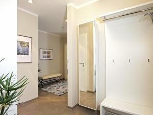 a hallway with a mirror in a room at Villa Sonneninsel in Binz - mit Sauna und zwei Terrassen in Binz